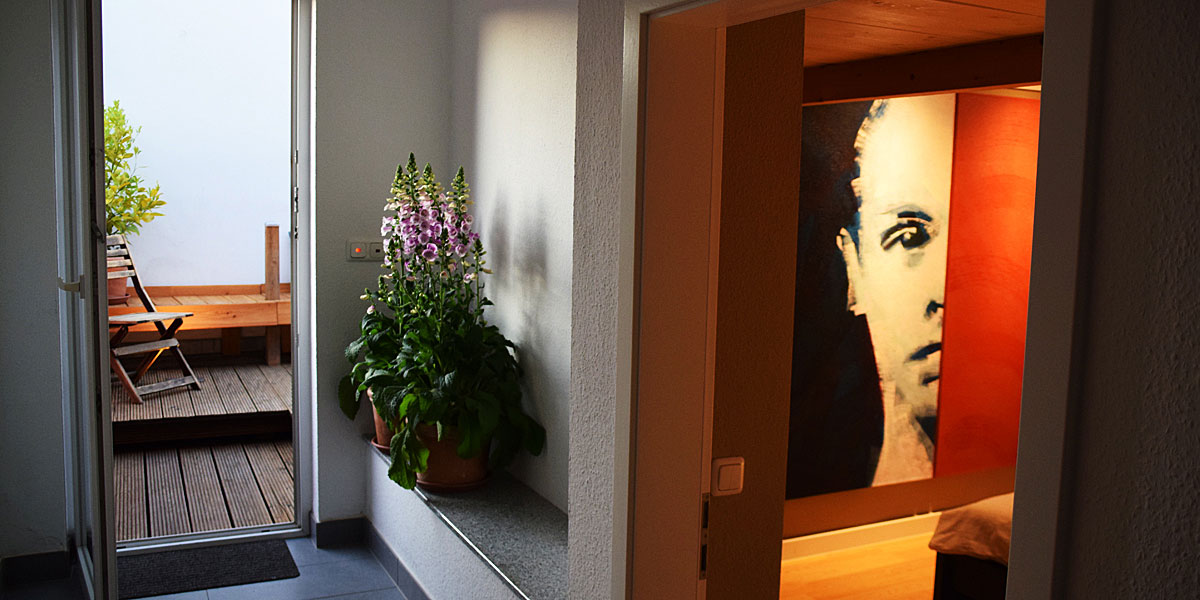 Zimmer 3-deutig und Seitenterrasse